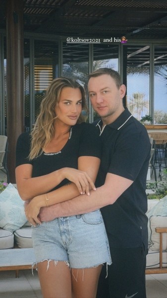 Теннис.  Арина Соболенко сделала эффектный профессиональный макияж у известного мастера
 