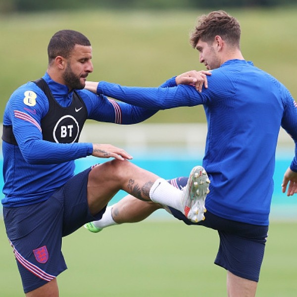 Футбол. ЧМ-2022. Игроки сборной Англии забрали бездомного кота из Катара. Он подрался с сородичами перед матчем против французов
Футбол. ЧМ-2022. Игроки сборной Англии забрали бездомного кота из Катара. Он подрался с сородичами перед матчем против французов