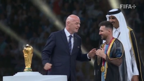 Футбол.  ЧМ-2022. Месси осуществил мечту жизни: фото Лео с кубком мира
 