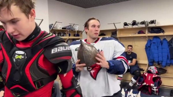 Хоккей.  КХЛ. Иван Кульбаков признан лучшим игроком матча ЦСКА — "Торпедо": белорус отразил 44 броска из 46
  