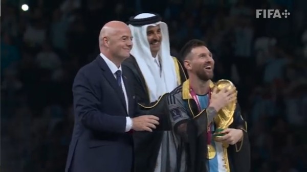 Футбол.  ЧМ-2022. Месси осуществил мечту жизни: фото Лео с кубком мира
 