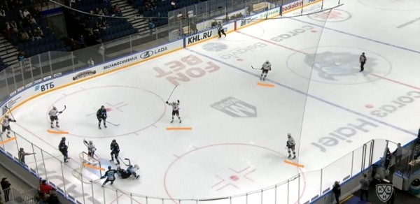 Хоккей.  .КХЛ. "Нефтехимик" забросил минскому "Динамо" вшестером. Судьи отменили гол после просмотра, но не удалили игрока гостей
 