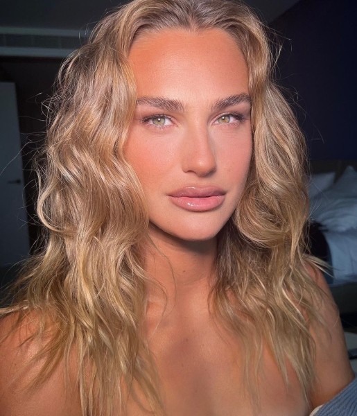 Теннис.  Арина Соболенко сделала эффектный профессиональный макияж у известного мастера
 