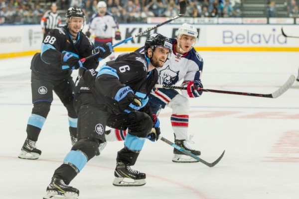 Хоккей.  КХЛ. Минское "Динамо" упустило преимущество в счете и уступило "Нефтехимику", проиграв шестой матч подряд
 