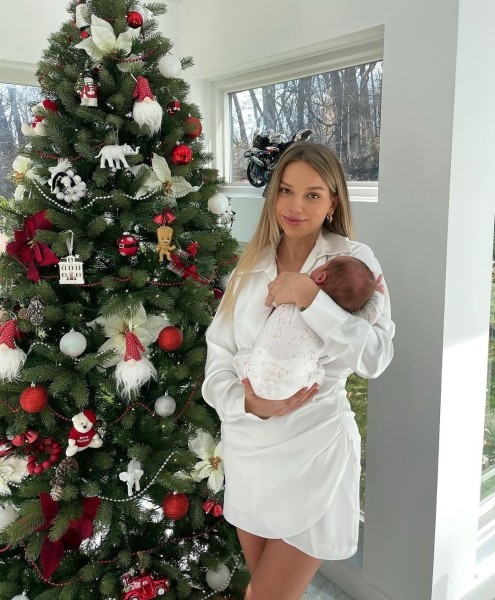 Хоккей.  "Лучший рождественский подарок". Супруга Егора Шаранговича опубликовала новогоднее фото с сыном
 