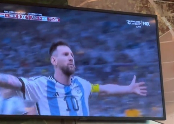 Футбол.  ЧМ-2022. "Король". Виктория Азаренко бурно поддерживает Лео Месси во время мундиаля
  