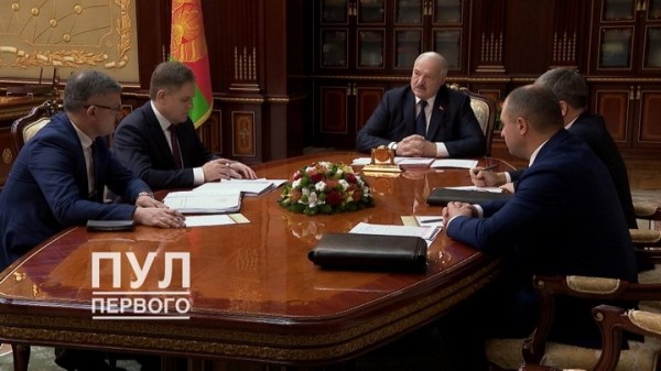 Футбол. Александр Лукашенко: что-то не вижу на ЧМ-2022 наших игроков. Сравнивая нашу игру с тем футболом, страшно становится
Футбол. Александр Лукашенко: что-то не вижу на ЧМ-2022 наших игроков. Сравнивая нашу игру с тем футболом, страшно становится