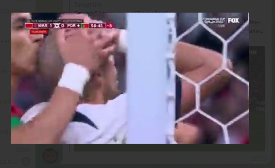 Футбол.  ЧМ-2022. В благодарность за незабитый гол: Джавад Эль-Ямик от радости поцеловал Пепе после промаха португальца
  