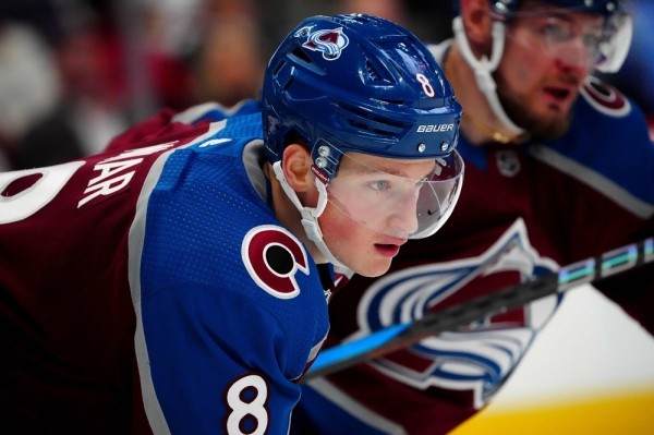 Хоккей. НХЛ. Образец честной игры: защитник "Колорадо" Кейл Макар упал, но попросил судей не удалять игрока "Айлендерс"
Хоккей. НХЛ. Образец честной игры: защитник "Колорадо" Кейл Макар упал, но попросил судей не удалять игрока "Айлендерс"