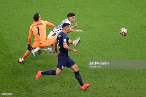 Футбол.  Георгий Черданцев о пенальти в ворота Хорватии: это бред. Форвард врезается во вратаря. Ливакович взлететь должен был?
  