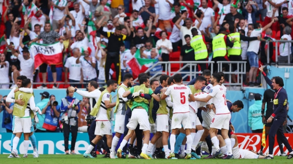 Футбол.  В Иране задержали футболистов, которые выпивали на новогодней вечеринке с женщинами
  Футбол.  В Иране задержали футболистов, которые выпивали на новогодней вечеринке с женщинами