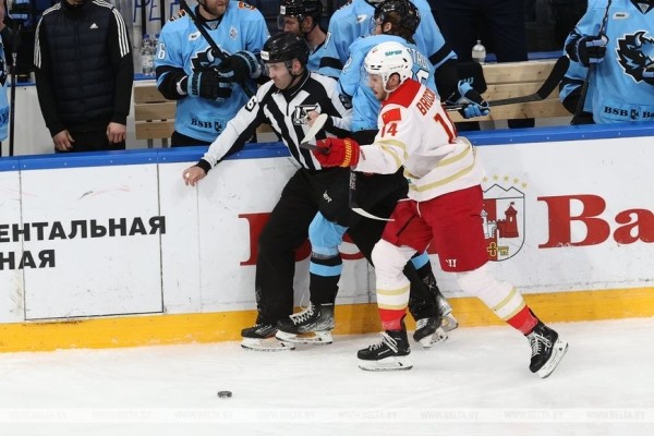 Хоккеисты минского "Динамо" одержали домашнюю победу над "Куньлунем" Хоккеисты минского "Динамо" одержали домашнюю победу над "Куньлунем"