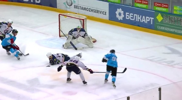 Хоккей.  "Подозрение на черепно-мозговую травму". Кравченко рассказал о повреждении Боголейши, которому шайба попала в ухо
  