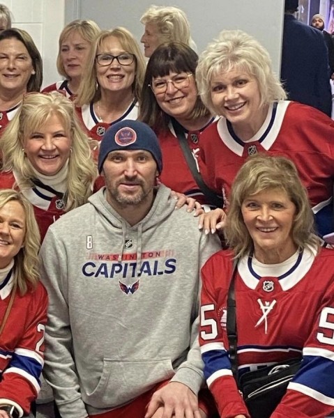 Хоккей.  Капитан "Вашингтона" Александр Овечкин сфотографировался с мамами игроков "Монреаля" после поражения их сыновей 2:9
 