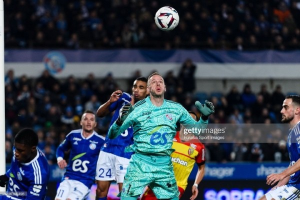 Футбол.  Чемпионат Франции. "Лион" дома уступил "Страсбуру"
 