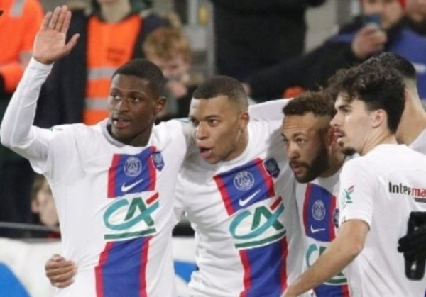 Футбол. Кубок Франции. Килиан Мбаппе сделал первый пента-трик в карьере: "ПСЖ" разгромил "Пай де Кассель" и вышел на "Марсель"
Футбол. Кубок Франции. Килиан Мбаппе сделал первый пента-трик в карьере: "ПСЖ" разгромил "Пай де Кассель" и вышел на "Марсель"