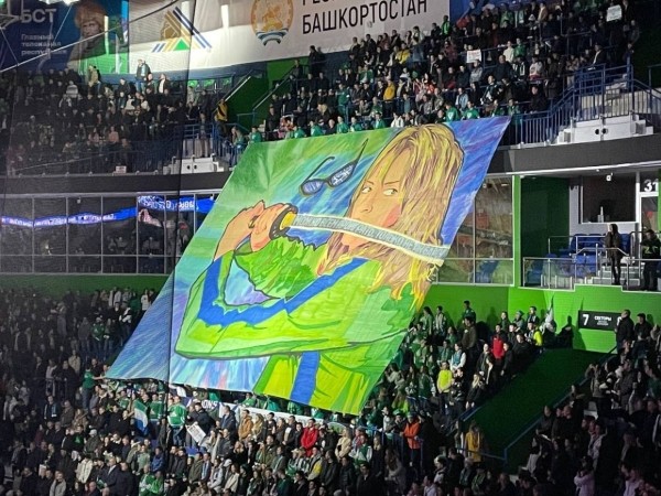 Хоккей.  КХЛ. Фанаты "Салавата" на матче с "Ак Барсом" развернули плакат фильма "Убить Билла" с надписью "Можно проиграть всем, но только не "Ак Барсу"
 