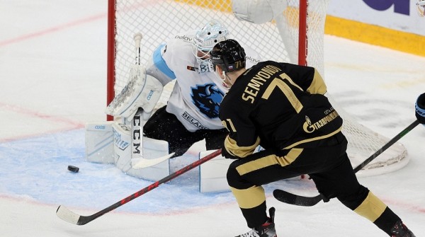 Хоккеисты минского "Динамо" нанесли гостевое поражение "Адмиралу" Хоккеисты минского "Динамо" нанесли гостевое поражение "Адмиралу"