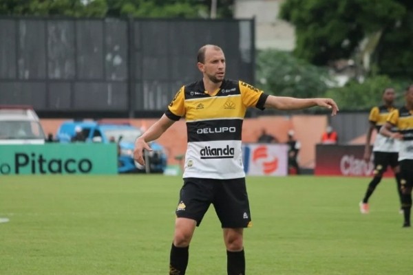 Футбол.  Ренан Брессан находился в запасе в матче, в котором "Крисиума" уступила "Марсилио Диасу"
 