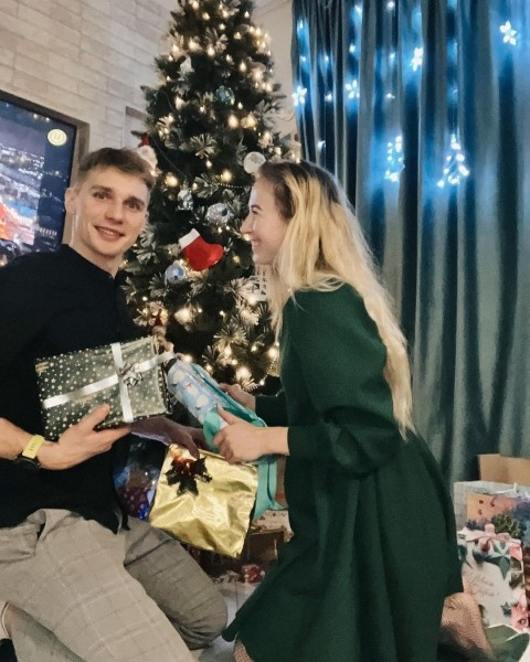 Биатлон.  "Спасибо за еще один прекрасный год, Антон". Как Динара Алимбекова и Антон Смольский встретили 2023-й
 