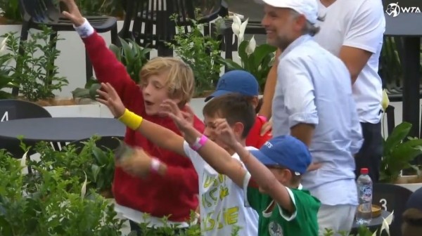 Теннис.  Юный фанат попросил у Азаренко ракетку, а получил полотенце
  