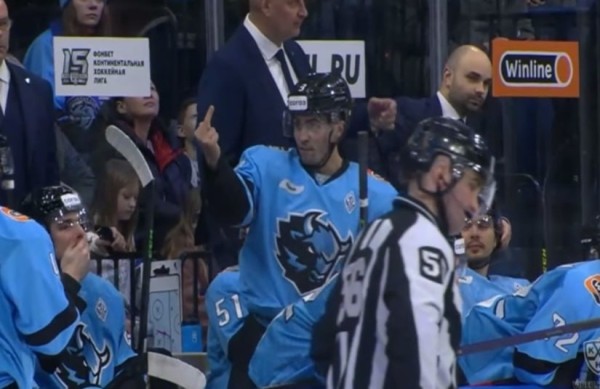 Хоккей.  КХЛ. Защитник минского "Динамо" Джон Гилмор дисквалифицирован на матч за "непристойные жесты"
  