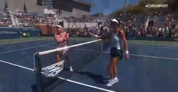 Теннис. Марта Костюк, не подавшая руку Азаренко после игры, перед этим по своей инициативе по-дружески поговорила с белоруской
Теннис. Марта Костюк, не подавшая руку Азаренко после игры, перед этим по своей инициативе по-дружески поговорила с белоруской