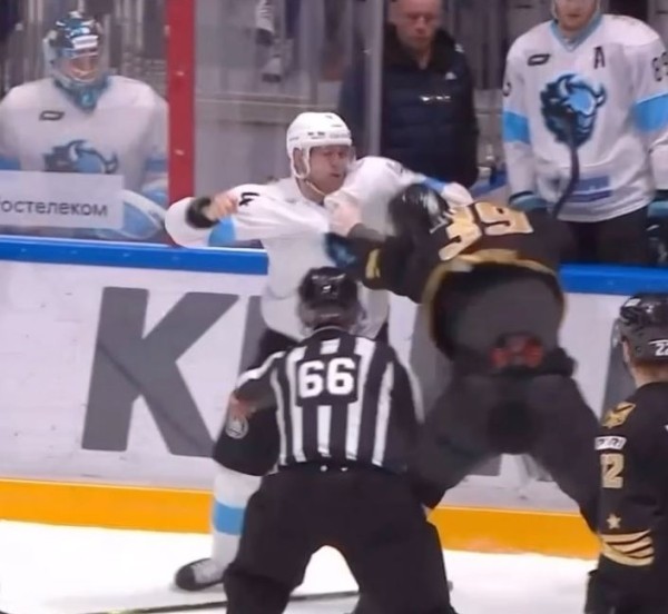 Хоккей. КХЛ. Вступился за Никиту Зоркина: Шон Лалонд потрепал в драке Николая Чебыкина
Хоккей. КХЛ. Вступился за Никиту Зоркина: Шон Лалонд потрепал в драке Николая Чебыкина