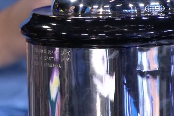 Теннис. Имя Арины Соболенко на трофее Australian Open выгравировали без упоминания, что она из Беларуси
Теннис. Имя Арины Соболенко на трофее Australian Open выгравировали без упоминания, что она из Беларуси