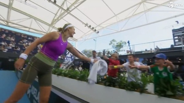 Теннис.  Юный фанат попросил у Азаренко ракетку, а получил полотенце
  