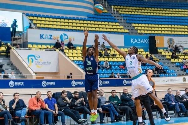 Баскетбол. "Минск" за 1,5 секунды до конца матча с "Астаной" при счете 82:86 получил право на три штрафных. Брэйси не попал ни разу
Баскетбол. "Минск" за 1,5 секунды до конца матча с "Астаной" при счете 82:86 получил право на три штрафных. Брэйси не попал ни разу