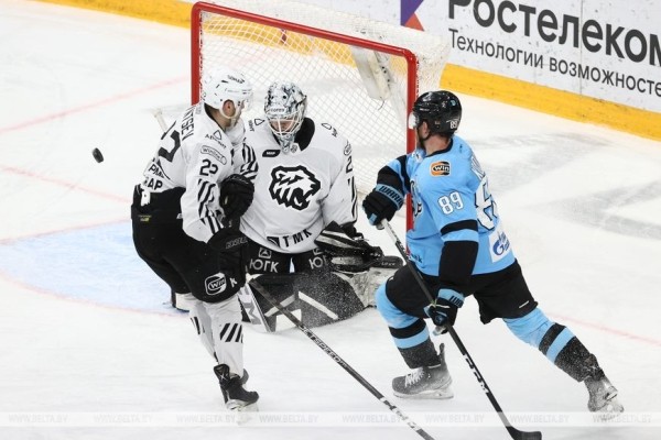 Хоккеисты минского "Динамо" на своем льду проиграли "Трактору" в КХЛ