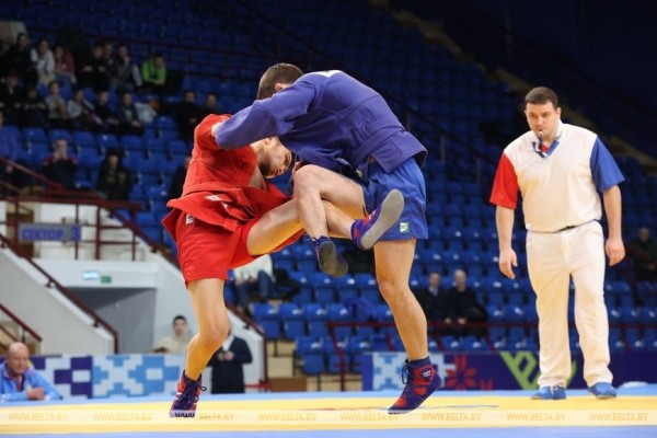 Белорусские самбисты выиграли восемь золотых медалей на старте международного турнира в Минске