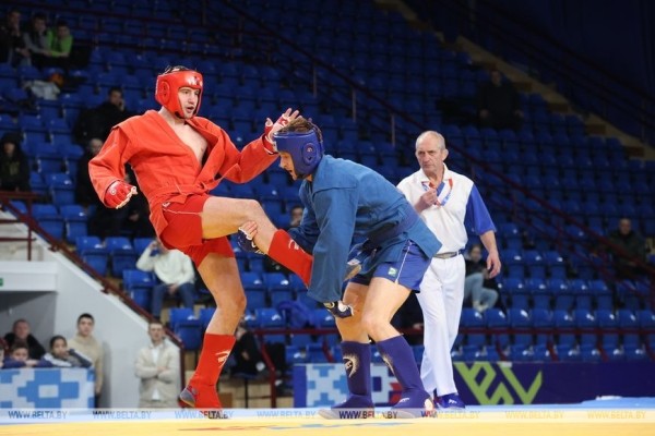 Белорусские самбисты выиграли восемь золотых медалей на старте международного турнира в Минске