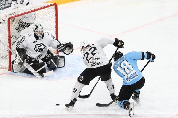 Хоккеисты минского "Динамо" на своем льду проиграли "Трактору" в КХЛ