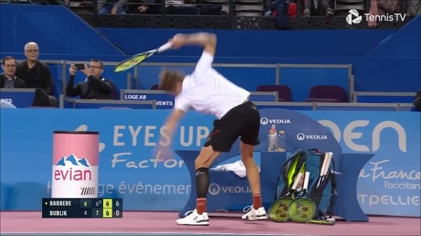 Теннис. Казахстанец Александр Бублик в ярости за минуту разбил о корт три ракетки подряд во время матча в Монпелье
Теннис. Казахстанец Александр Бублик в ярости за минуту разбил о корт три ракетки подряд во время матча в Монпелье