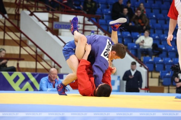 Белорусские самбисты выиграли восемь золотых медалей на старте международного турнира в Минске