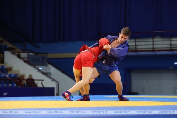 Белорусские самбисты выиграли восемь золотых медалей на старте международного турнира в Минске