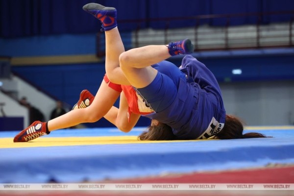 Белорусские самбисты выиграли восемь золотых медалей на старте международного турнира в Минске