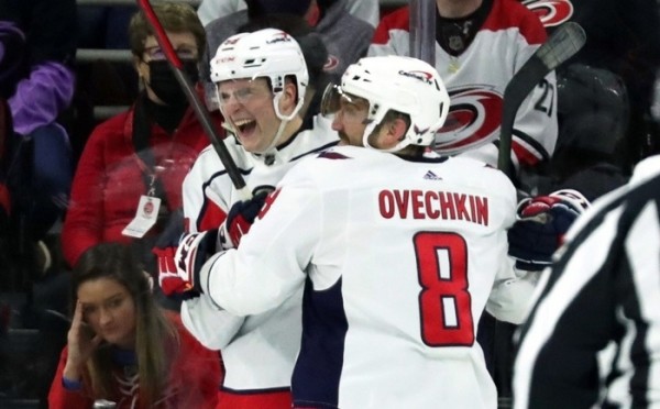 Хоккей. НХЛ. "Вашингтон" без улетевшего к отцу Александра Овечкина и отпущенного к жене Алексея Протаса уступил "Каролине"
Хоккей. НХЛ. "Вашингтон" без улетевшего к отцу Александра Овечкина и отпущенного к жене Алексея Протаса уступил "Каролине"