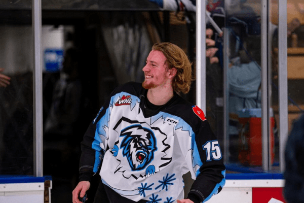 Хоккей.  WHL. "Виннипег" забросил десять шайб, две из которых на счету белоруса Владислава Шило. Форвард стал первой звездой
 