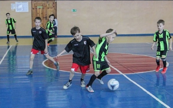 Футбол. 12-летний футболист подарил судье очки после не назначенного пенальти на турнире в Барановичах
Футбол. 12-летний футболист подарил судье очки после не назначенного пенальти на турнире в Барановичах