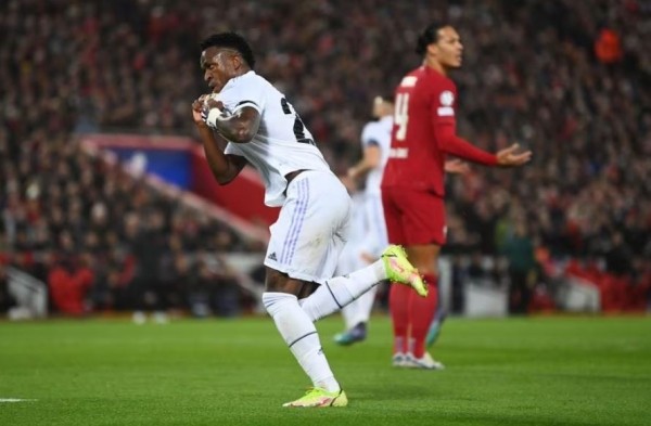 Футбол.  Лига чемпионов. "Ливерпуль" — "Реал". Шикарный дальний удар Винисиуса, вернувший гостей в игру
  