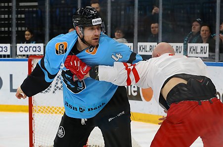 Хоккей.  Шон Лалонд дисквалифицирован на один матч за драку с Марком Вербой
 