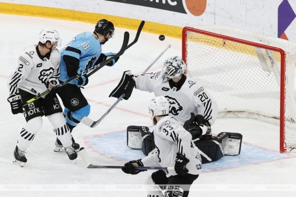 Хоккеисты минского "Динамо" на своем льду проиграли "Трактору" в КХЛ