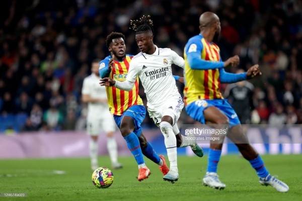 Футбол.  Чемпионат Испании. "Реал" забил в ворота "Валенсии" два безответных гола
 