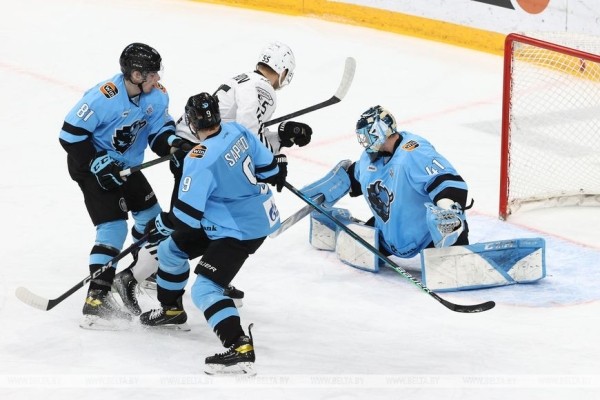 Хоккеисты минского "Динамо" на своем льду проиграли "Трактору" в КХЛ