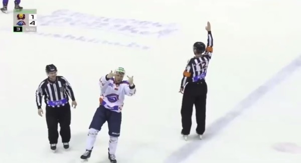 Хоккей.  Защитник "Локомотива" Барковский ударил лежачего игрока "Могилева", а затем показал неприличные жесты трибунам
  