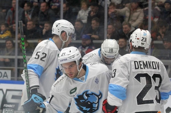 Хоккей.  КХЛ. Минское "Динамо" вело после двух периодов 3:1, но уступило "Автомобилисту"
 