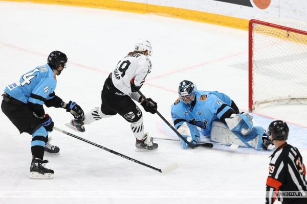 Хоккеисты минского "Динамо" на своем льду проиграли "Трактору" в КХЛ